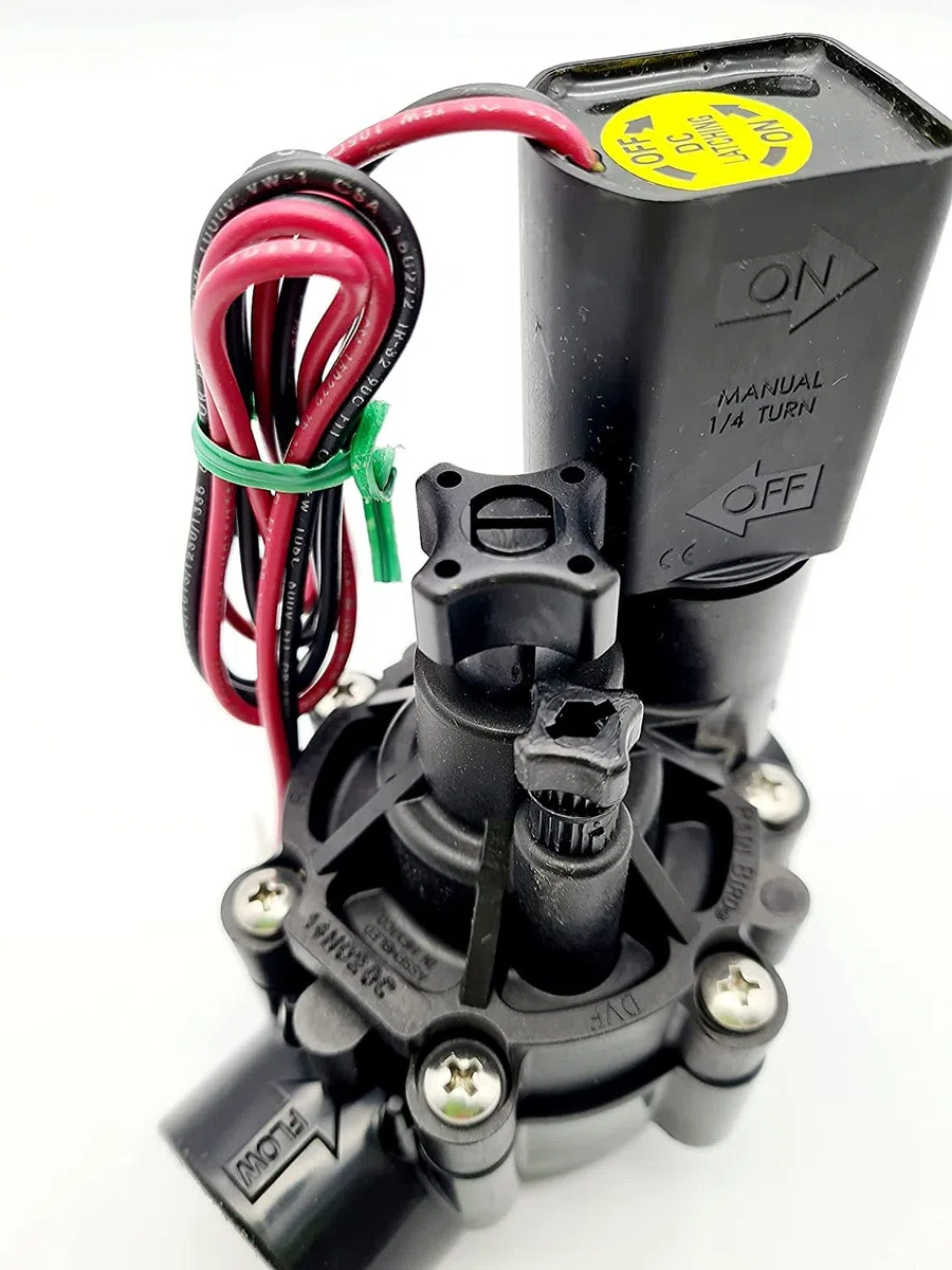 Elettrovalvola irrigazione 1" 9 V con regolatore di portata 100 DVF. Funziona con programmatori a batteria di qualsiasi marca. Rain Bird Company